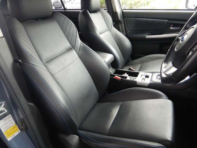 ブラックレザーシートを採用しており高級感のあるインテリアですっ！　運転席、助手席にパワーシートを装備しており乗車される方にピッタリのシートポジションをラクラク設定可能ですっ！