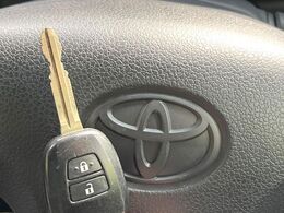 【キーレス】少し離れた場所からでもボタン一つでドアの開錠・施錠ができるのでとっても便利！ドアの鍵穴周りに傷をつけることもありません♪