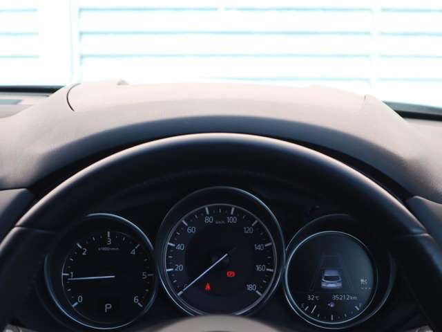 運転視界の遠方上方に虚像を投影することで前を見ながら情報の視認ができます。本当にドライバーが必要な情報を適切に伝え、楽しんで頂くことを考えた新世代装備です。※虚像は2.6m前方に浮かぶイメージです。