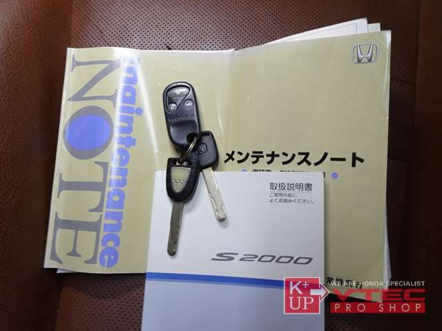 新車時保証書・取扱説明書・メンテナンスノート・メインキー・スペアキー・キーレスリモコンが付属致します。点検記録多数残っております。