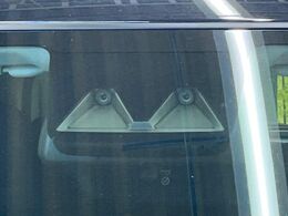 【スマートアシスト】走行中に前方の車両等を認識し、衝突しそうな時は警報とブレーキで衝突回避と被害軽減をアシスト。より安全にドライブをお楽しみいただけます。