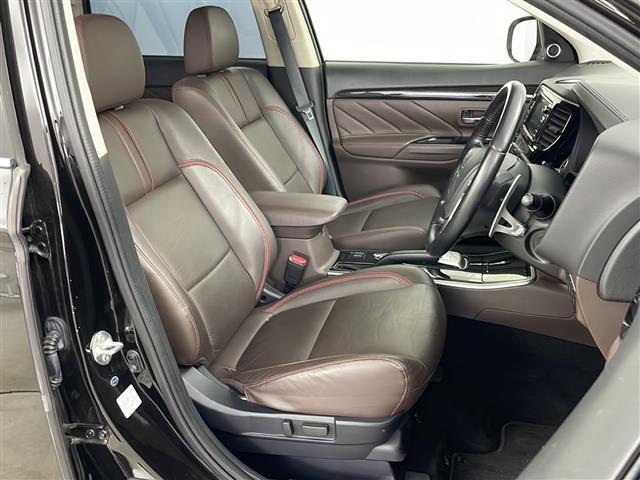 【運転席】座り心地が良いシートなので長時間の運転でも快適にお過ごしいただけます。新品のフロアマットのご注文も可能です。掲載箇所以外にご希望の写真がございましたらお気軽にお問い合わせ下さい。