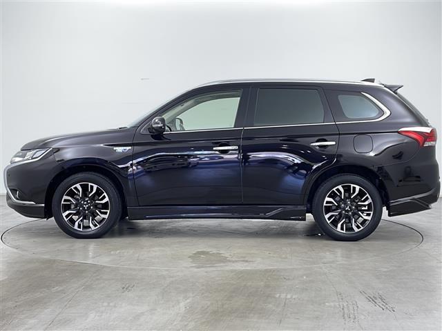 【左】当社基準による調査の結果、修復歴車と判断された車両は一部店舗を除き、販売を行なっておりません。万一、納車時に修復歴があった場合にはご契約の解除等に応じます。