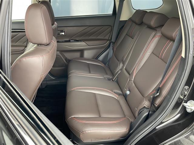 【後部座席】後席もゆったりドライブを楽しめます。内外装はプロこだわりのクリーニングで清潔なおクルマでご納車させていただきます！店舗での現車確認も承っています！