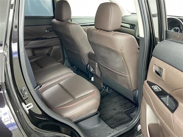 【後部座席】後席もゆったりドライブを楽しめます。内外装はプロこだわりのクリーニングで清潔なおクルマでご納車させていただきます！店舗での現車確認も承っています！