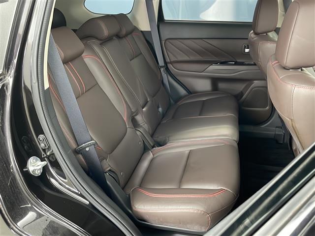 【後部座席】後席もゆったりドライブを楽しめます。内外装はプロこだわりのクリーニングで清潔なおクルマでご納車させていただきます！店舗での現車確認も承っています！