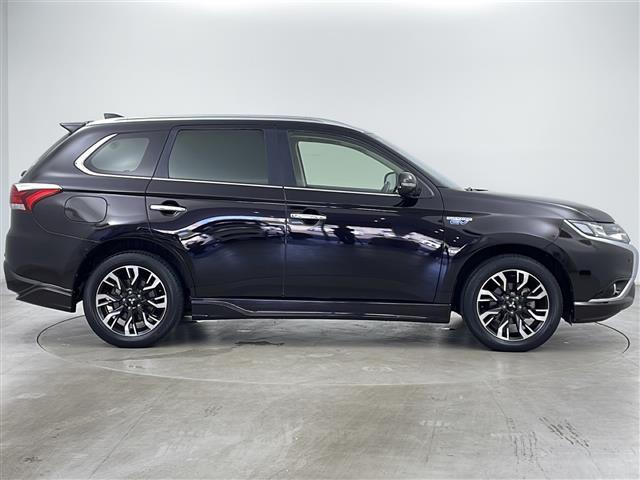 【右】商談ルームには「キッズスペース」を完備しています。DVD、ブロック、絵本、おままごとセット。お子様連れでも、ゆっくりとお車をお選びいただけます！