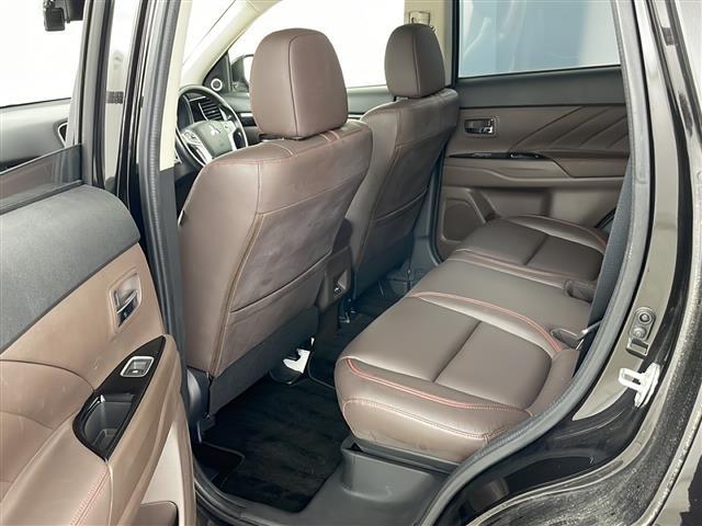 【後部座席】後席もゆったりドライブを楽しめます。内外装はプロこだわりのクリーニングで清潔なおクルマでご納車させていただきます！店舗での現車確認も承っています！