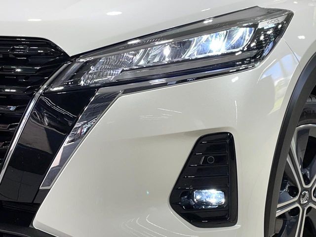 【LEDヘッドライト】悪天候や夜間走行時も良好な視界を確保し安心して運転できる高輝度LEDヘッドライトを装備！点灯速度が早く、消費電力も抑えられています。