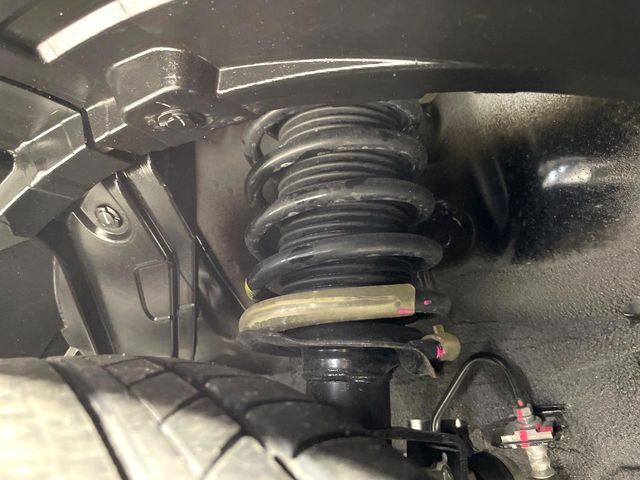 お車を安心してお乗りいただく為には、足回りの定期点検が欠かせません。サービスサポート（有償保証）では無料点検もご提供しており、安心のカーライフをお過ごしいただけるサポート体制が整っています。