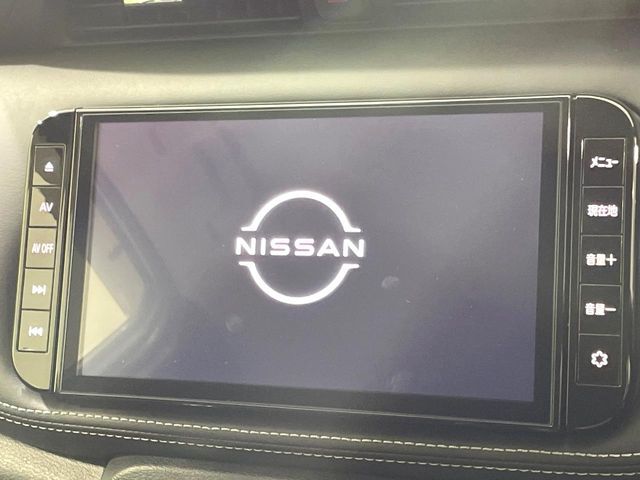 【純正9型ナビ】人気の純正ナビを装備しております。ナビの使いやすさはもちろん、オーディオ機能も充実！キャンプや旅行はもちろん、通勤や買い物など普段のドライブも楽しくなるはず♪