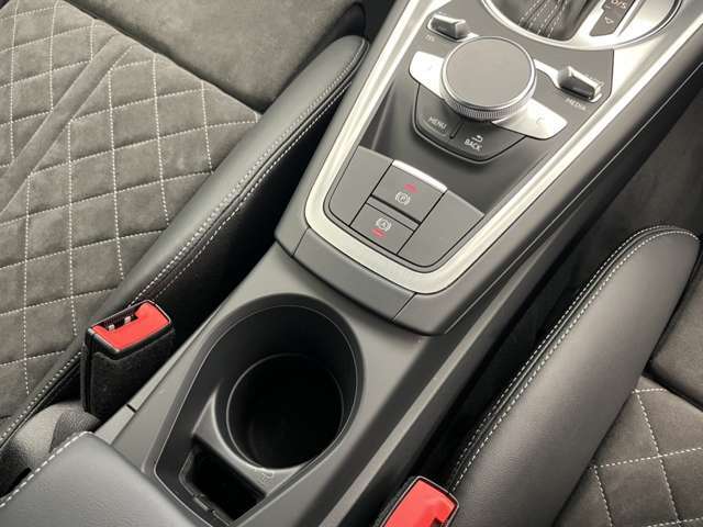 認定中古車保証が1年付いております。延長も可能です。詳しくは弊社Audiりんくう店へお問合せ下さい。※フリーダイヤル：0078-6002-591041