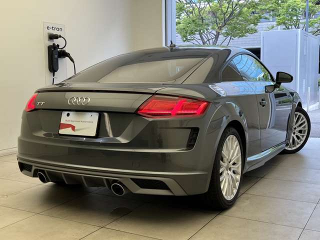 当店ではAudiの定める100項目に及ぶ納車前の法定点検整備を無料で実施後、ご納車しております。また、認定中古車の保証期間は販売会社によって異なりますが、当店では1年間の長期保証を無償付帯しております。