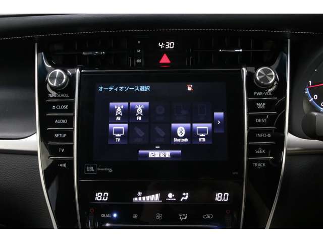 純正8型SDナビが装着されております。フルセグTV・Bluetooth・CD/DVD・ミュージックサーバー・USB・AUXなど多くのソースが揃っております！