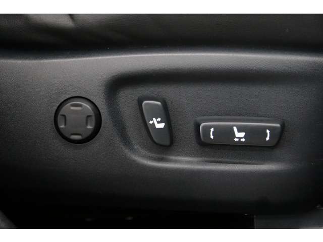 メーカーオプションの運転席、助手席ともにパワーシートが装備されているのでシートの位置調整も楽にできますね！さらに、メーカーオプションのポジションメモリーも装備されております！