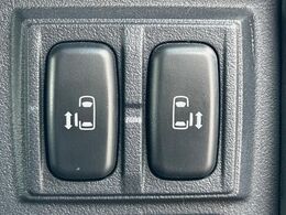【両側パワースライドドア】スマートキーや運転席のスイッチで後席両側スライドドアの開閉が可能♪電動だから力を入れてドアを開ける必要が無く、小さなお子様でも簡単に開け閉めでき快適です♪