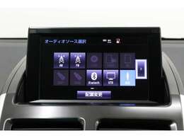 純正8型SDナビで、フルセグTV、DVDだけでなく他にもSDミュージックサーバーやUSB接続、Bluetoothなどオーディオソースが豊富です。