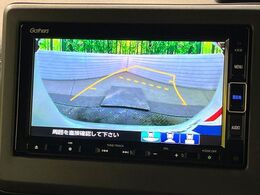 【バックカメラ】駐車時に後方がリアルタイム映像で確認できます。大型商業施設や立体駐車場での駐車時や、夜間のバック時に大活躍！運転スキルに関わらず、今や必須となった装備のひとつです！