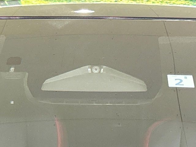 【トヨタセーフティセンス】走行中に前方の車両等を認識し、衝突しそうな時は警報とブレーキで衝突回避と被害軽減をアシスト。より安全にドライブをお楽しみいただけます。