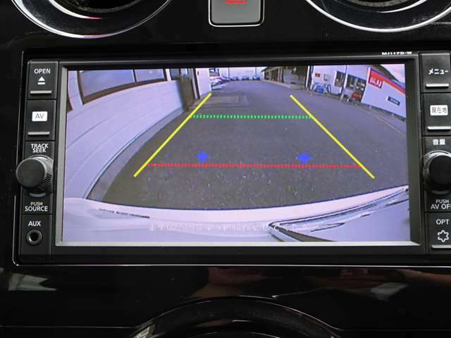 【バックカメラ】車をバックさせる際に後方の様子をカーナビのモニターで確認。バック駐車を安全にスムーズに行うことができます！