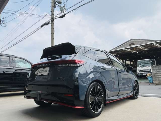 展示してある在庫車は全車内装・外装クリーニング施工済み。外装磨きはもちろん撥水コート仕上げも！！購入後のお手入れも簡単です。