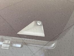 【エマージェンシーブレーキ】走行中に前方の車両等を認識し、衝突しそうな時は警報とブレーキで衝突回避と被害軽減をアシスト。より安全にドライブをお楽しみいただけます。