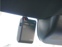 ◆ドライブレコーダー◆映像・音声などを記録する自動車用の装置です。　もしもの事故の際の記録はもちろん、旅行の際の思い出としてドライブの映像を楽しむことができます。