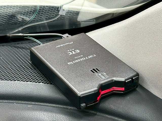 【ETC車載器】を装備しておりますので、ご納車直後からの遠距離ドライブも可能です。土日の利用料金の割引や、朝夕の通行料金を割引料金で高速道路をお楽しみいただけます。