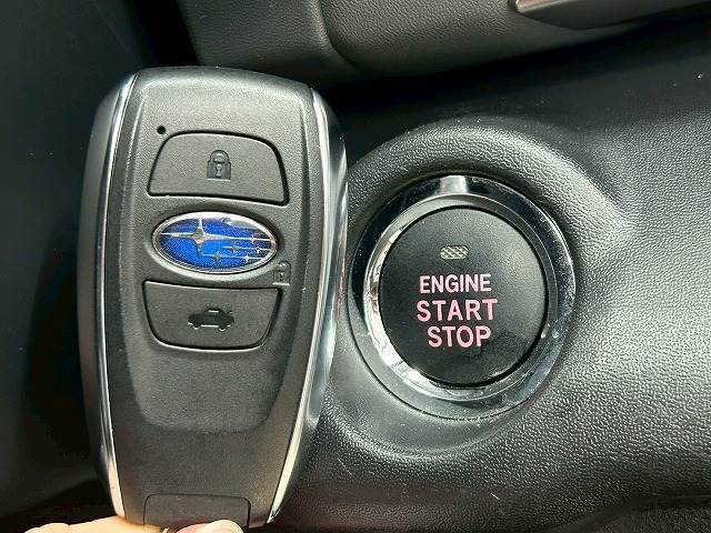 【スマートキー】車内へのアクセスやエンジン始動が楽々に行える今や必須アイテムのキー複製防止の「イモビライザー」まで備わっております。