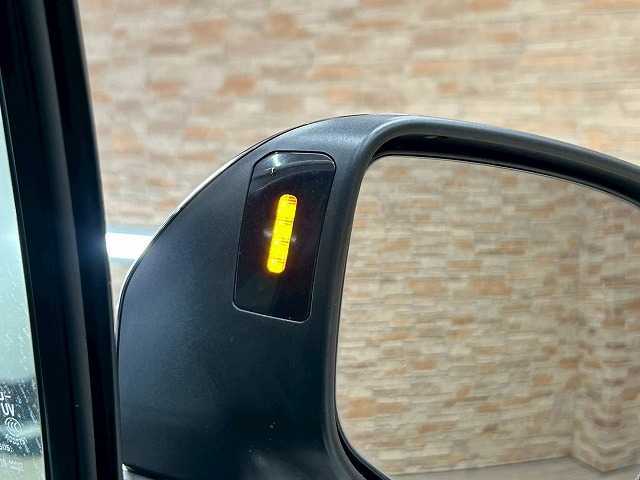【ブラインドスポットモニター（BSM）】車線変更時に車両後方から来る車両を検知し安全をサポートする装置です。