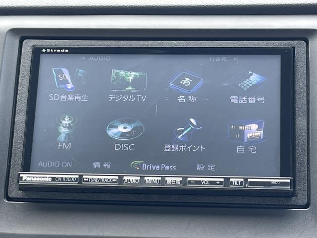 ストラーダ製メモリーナビ（CN-R300D）が付いています♪フルセグTV・バックカメラ・DVD/CDに対応しています♪