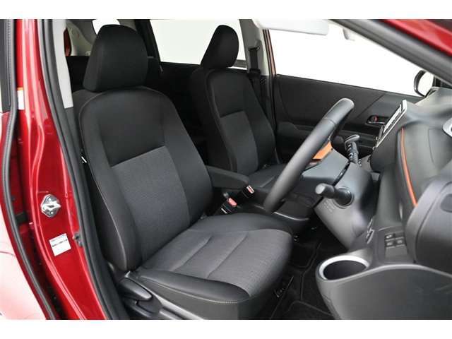 運転席/助手席です。　周囲も見やすいので安心して運転できます。◆運転席アームレスト 装備