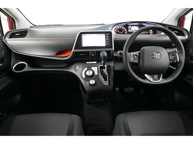 インストルメントパネルです。曲線をうまく取り入れ、個性あるインパネに仕上げています。