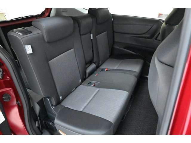 2列目シートです。　左右独立で、前後スライド調整やリクライニング調整が可能。