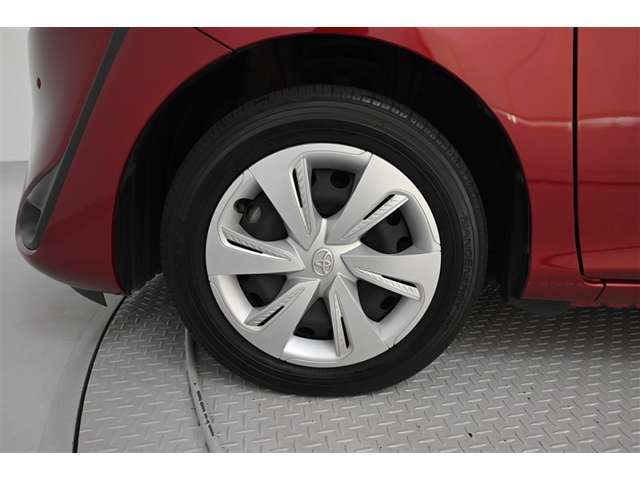 15インチ　スチールホイール（樹脂フルキャップ付）です。