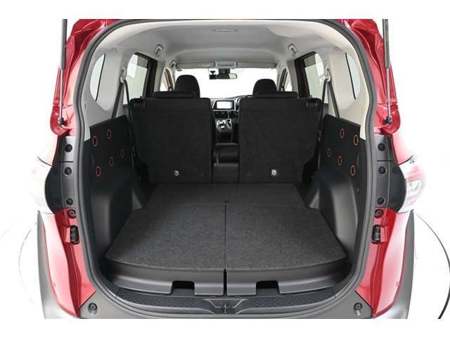 セカンドシートの真ん中だけを倒せば、長尺物をスムーズに積むことができます。