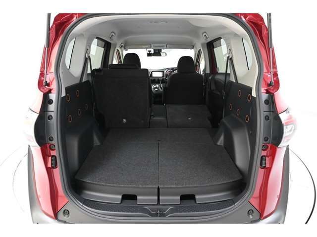 ◇ハーフラゲージモード　　セカンドシートの片側を前倒しした状態。長さのある荷物、例えばサーフボードを積んだり、使い方はあなた次第！