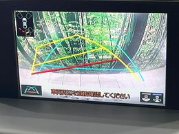 【バックカメラ】駐車時に後方がリアルタイム映像で確認できます。大型商業施設や立体駐車場での駐車時や、夜間のバック時に大活躍！運転スキルに関わらず、今や必須となった装備のひとつです！