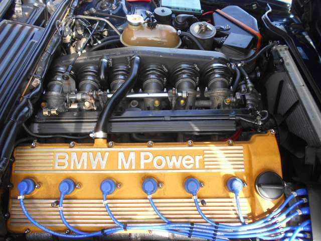 E24型M6の心臓は、M1に搭載されていたパワーユニットをベースに市販車用として製品化したS38エンジンで、3.5L直列6気筒エンジンは出力260psトルク33.6kgを発揮。Mオリジンの心臓の鼓動を是非聞いてみて下さい！！