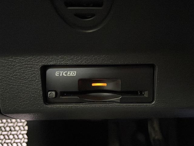 【ETC】有料道路を利用する際に料金所で停止することなく通過できる、ETC車載器（ノンストップ自動料金収受システム機器）が装備されています。セットアップを行うことで利用可能になります。