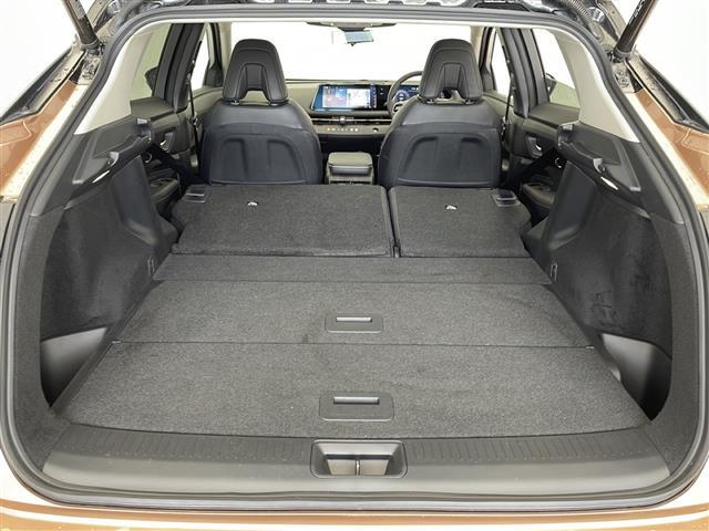 【シートアレンジ】乗せる人数、荷物によってシートアレンジは自由自在です！軽い力でシートを動かせます。開口部は低く、重い荷物もラクに積み下ろしできます。