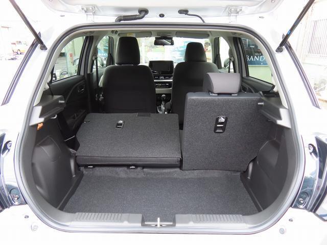 ご利用状況に応じてリヤシートを片側ずつ倒せます☆