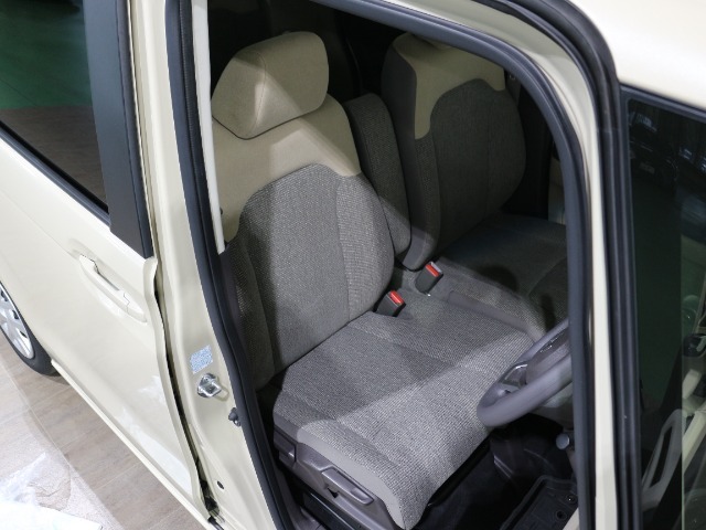 程よい硬さとホールド性が高いシートで長時間運転も快適です。