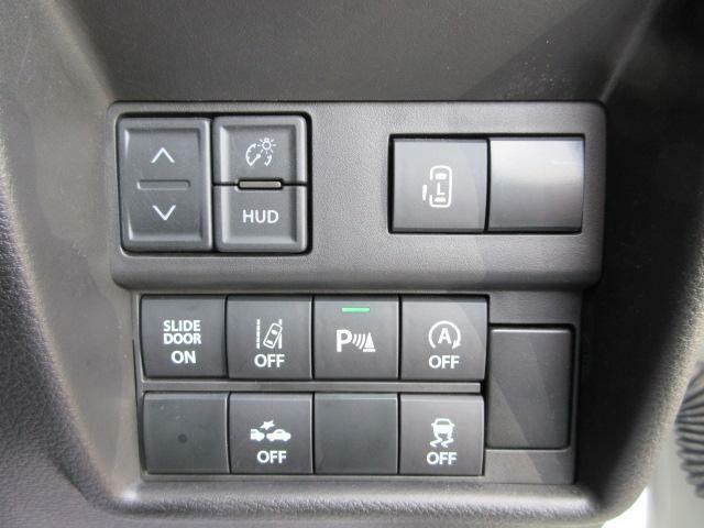 各機能の切り替えボタンは運転席前方の手の届きやすい場所に配置！スライドドアの開閉は運転席からも操作できます！