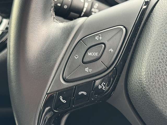 【ステアリングスイッチ】を装備しております。オーディオ操作をハンドルで行うことが可能です。