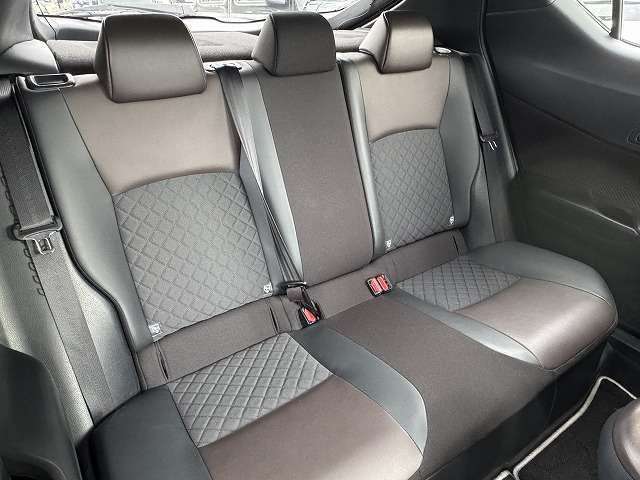 【セカンドシート】はリクライニング可能でくつろぎの空間。大人二人が乗っても十分なスペースが確保されております。
