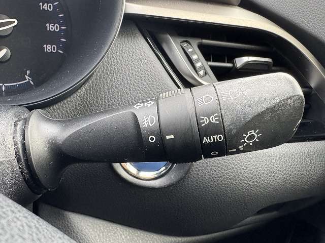 【オートライト】を搭載しております。トンネル走行時や暗くなると自動でヘッドライトが点灯します。