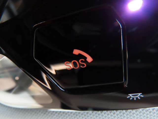 SOSコール/エアバックが展開するような深刻な事故において、自動でSOSコールを発信します。車内で急病人が出るような緊急時は、手動で発信可能です。