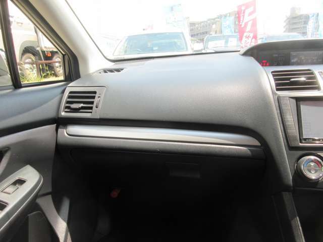 内外装につきましては、熟練のスタッフが真心込めて丁寧に車内清掃、外装磨きを致します。鉄粉を除去してポリッシャーバフで綺麗に磨いた車はもちろん他社とは比べ物にならない綺麗な内外装です。