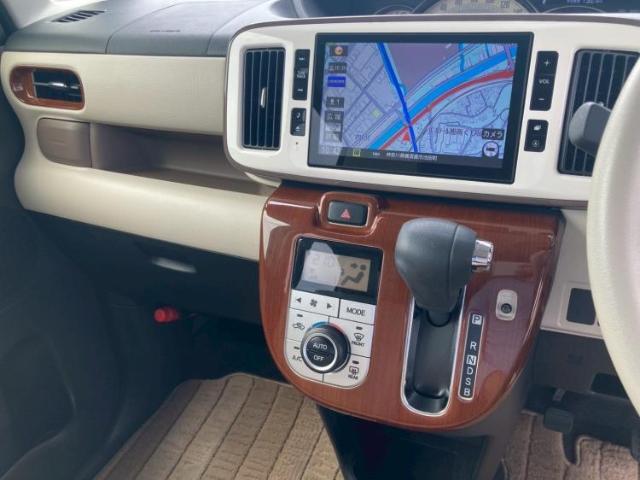 WECARSの展示場では実際に見て、触ってお車をお選びいただけます！知識の豊富な営業スタッフが様々なカーライフをご提案いたします！